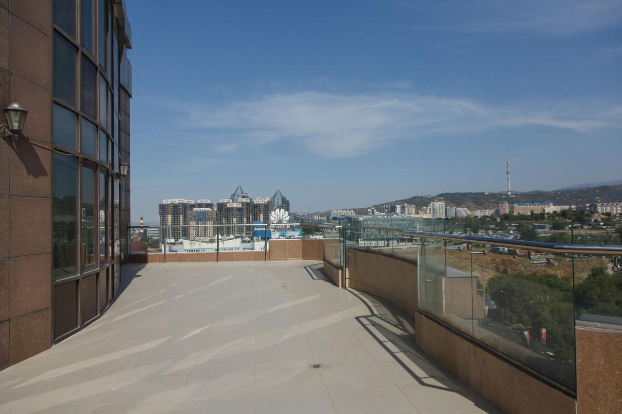 Penthouse with 3-Bedrooms Alma-Ata Buitenkant foto