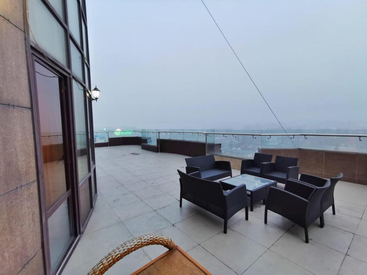 Penthouse with 3-Bedrooms Alma-Ata Buitenkant foto